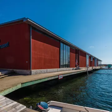 Exterior view of the Nordiska Akvarellmuseet by the water on a sunny day at Skärhamn in Tjörn, Sweden.