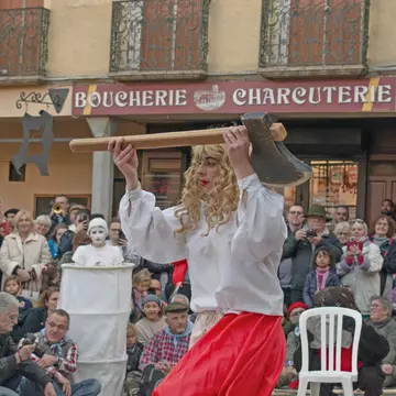 'Roseta' greets the crowd during the Fêtes de l’Ours in Saint-Laurent-de-Cerdans © Anna Richards