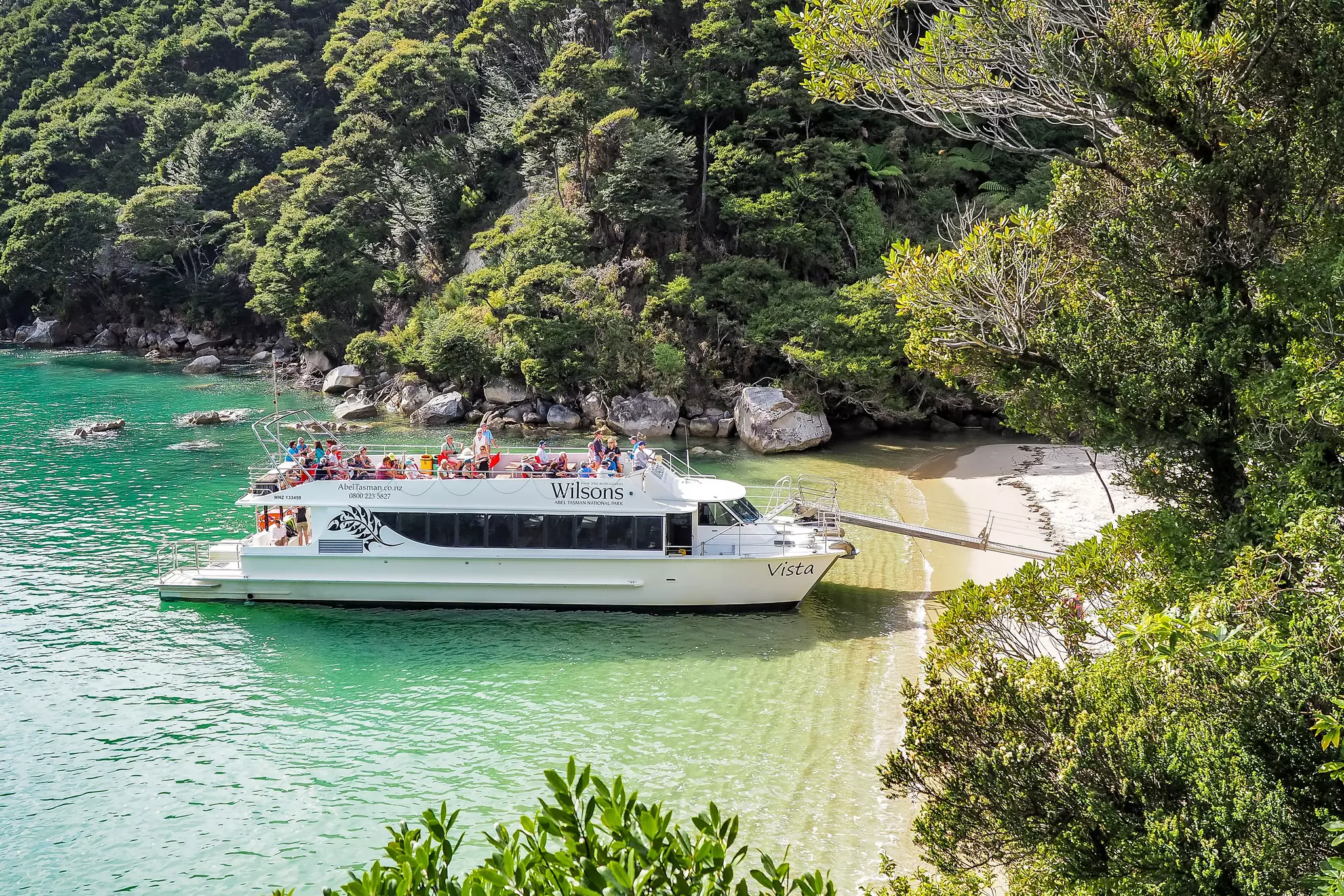 A water taxi from Kaiteriteri landing at Medlands Beach. 