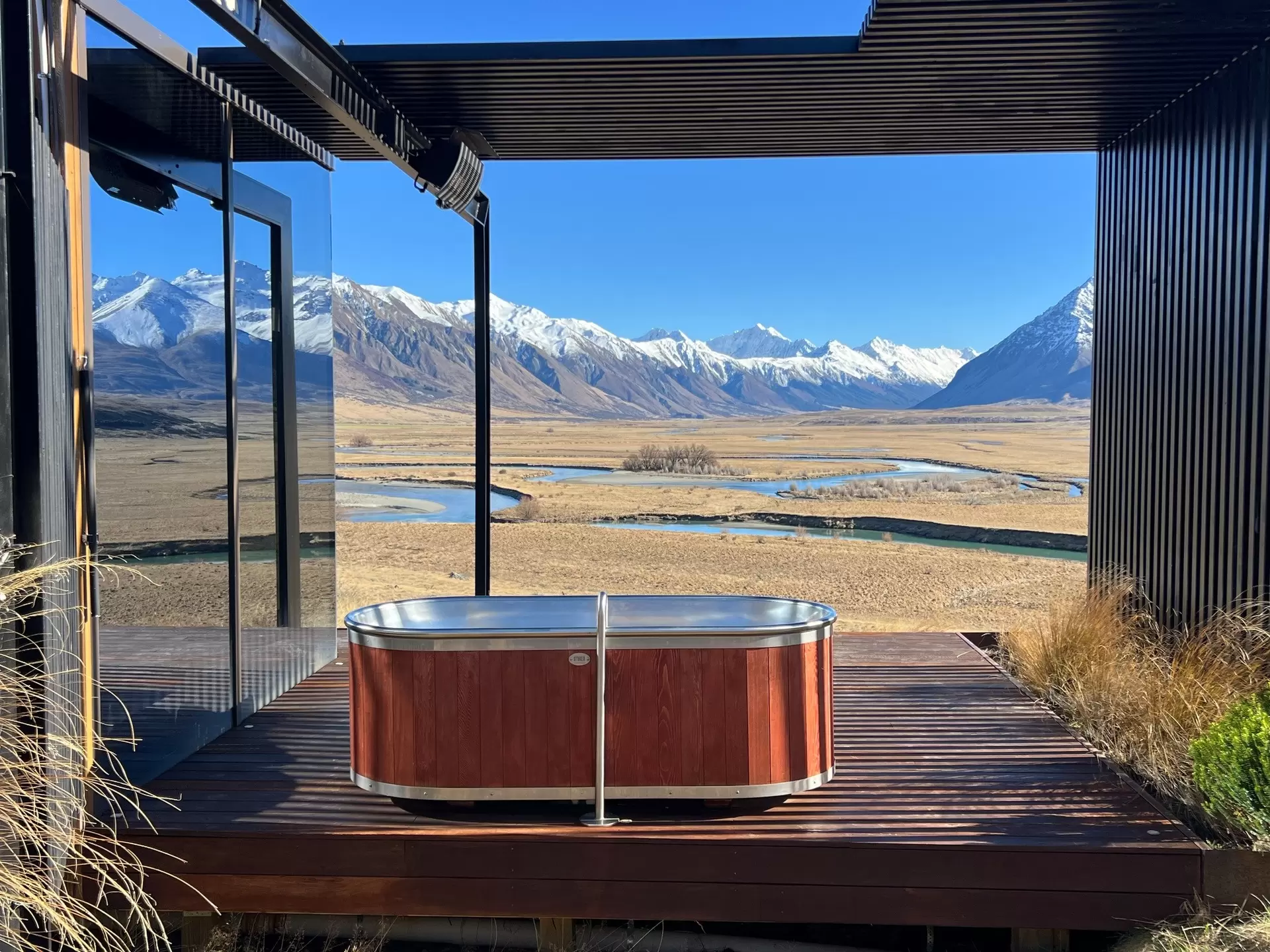 A bathtub on a terrace with a mountain view in the Ahuriri Valley, New Zealand. 