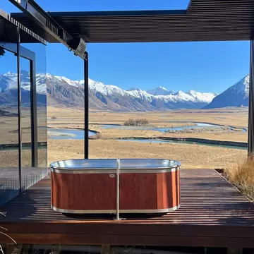 A bathtub on a terrace with a mountain view in the Ahuriri Valley, New Zealand. 