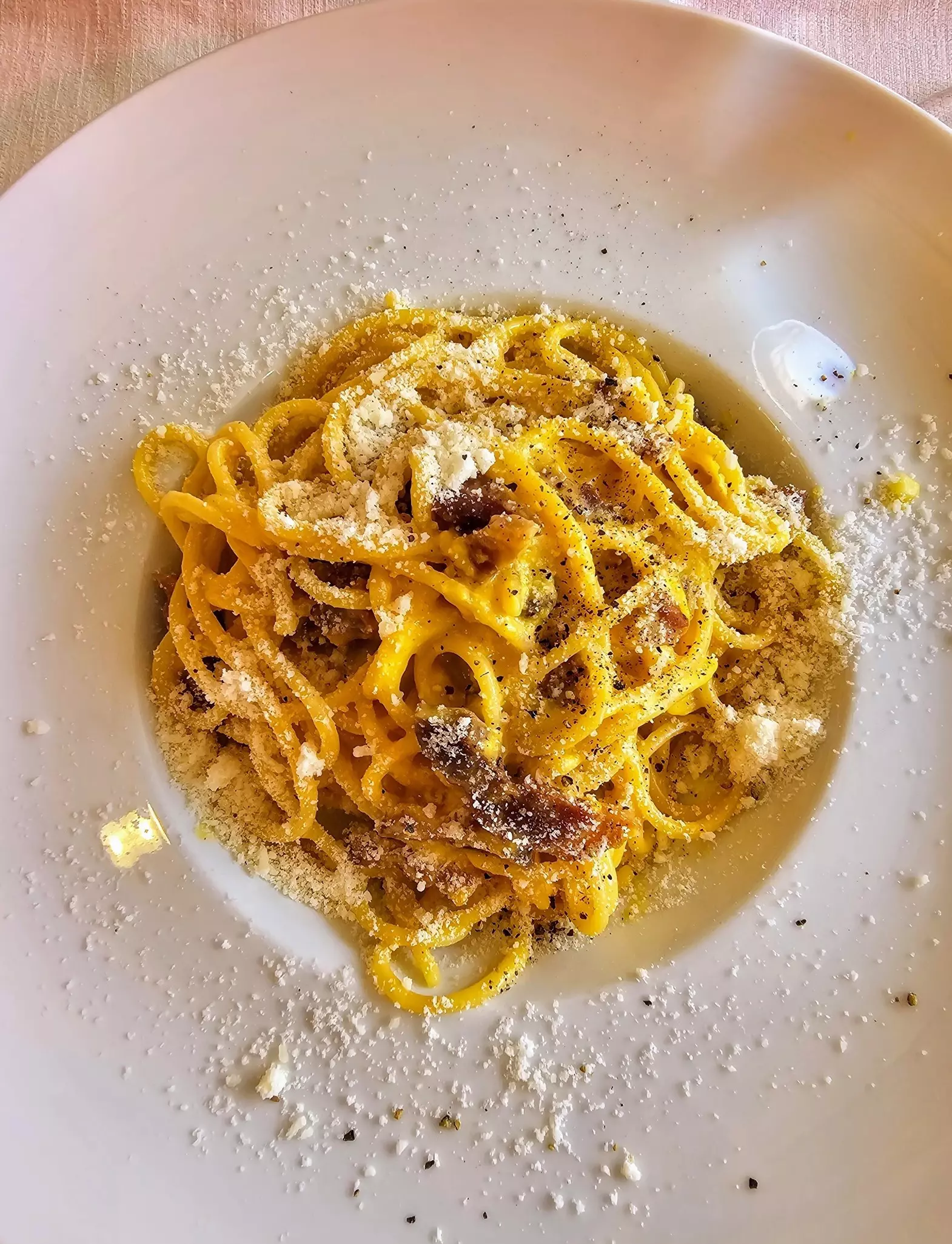 A bowl of creamy bacon carbonara.