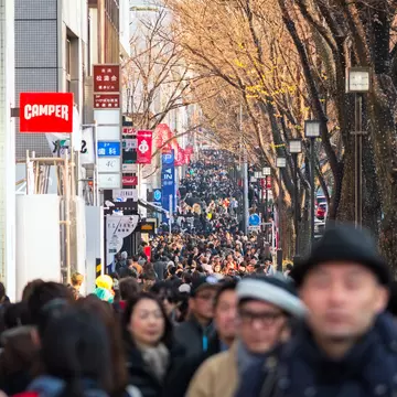 Crowds on Omote-sandō, Harajuku, Tokyo. yangyuen/Shutterstock