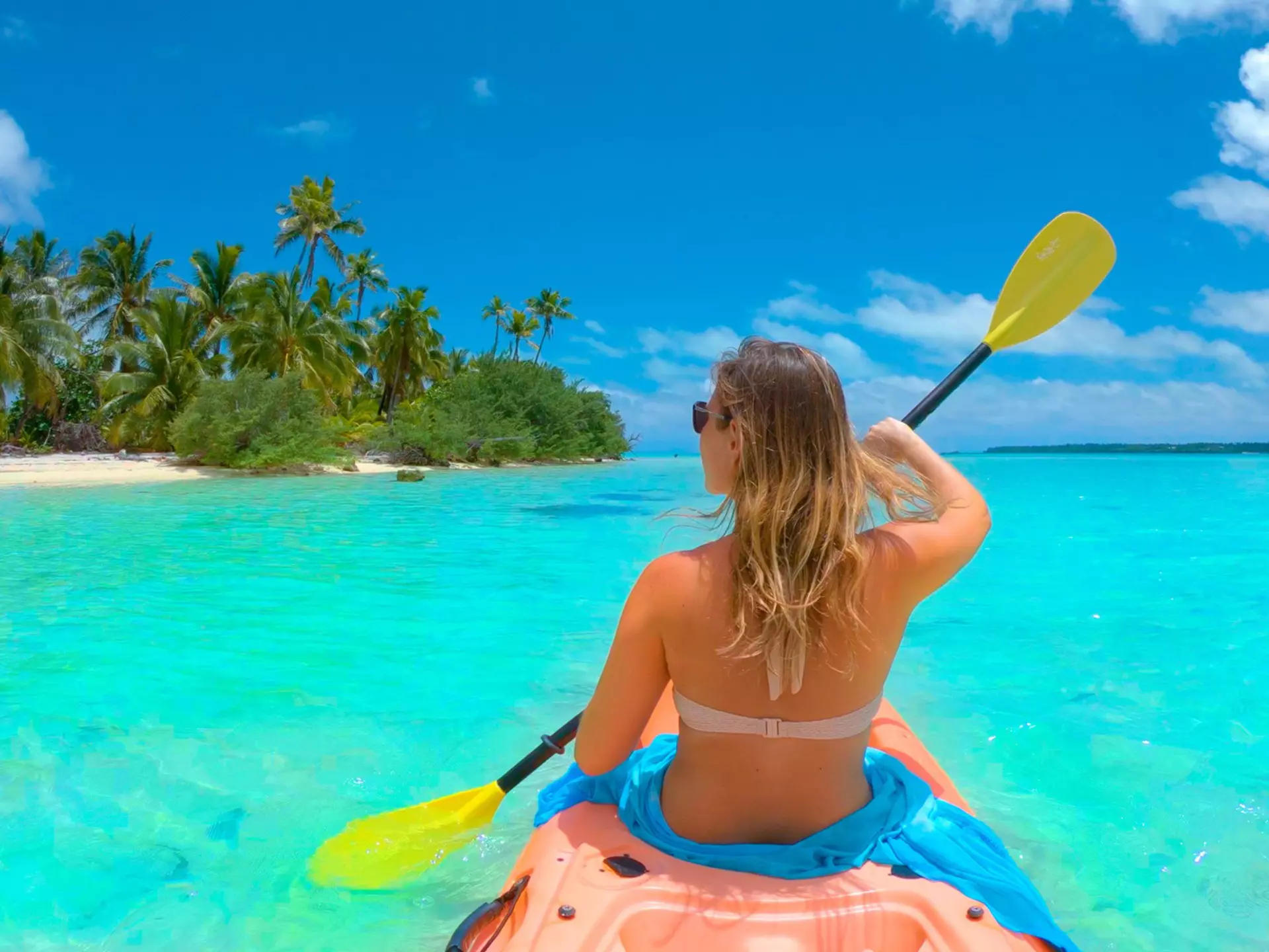Woman kayaking in Cook Islands.
1182818344