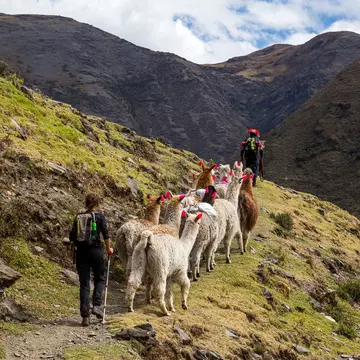 A mother and daughter in the Lares region of Peru © Eric Mohl