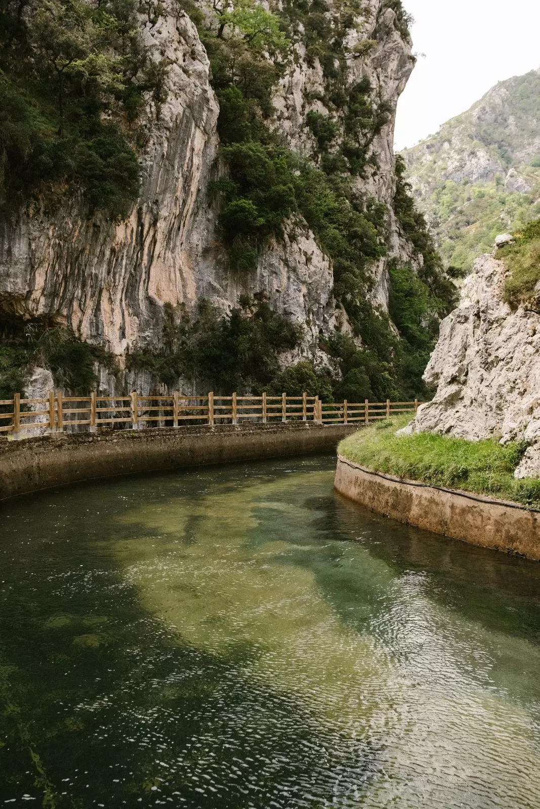 It's known for its dramatic scenery and challenging terrain, and it attracts both experience hikers and nature enthusiasts.