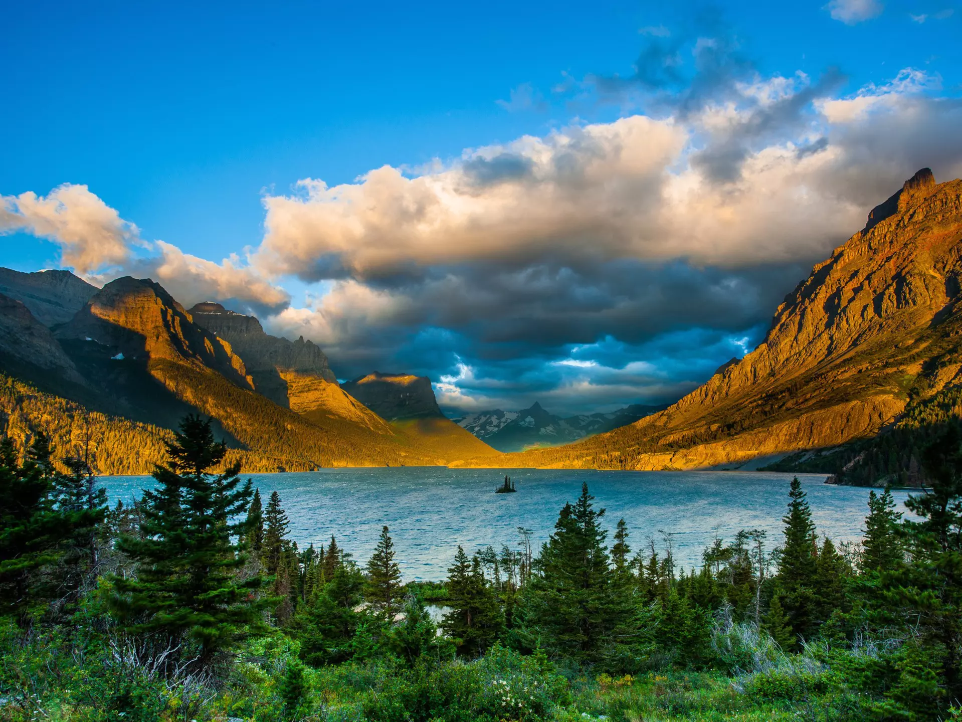 Sunrise at St. Mary Lake from Wild goose island viewpoint, Glacier National Park, Montana
110500340
sun, tree, lake, vista, water, island, forest, canyon, montana, sunrise, sunlight, mountain, viewpoint, landscape, national park, glacier national park