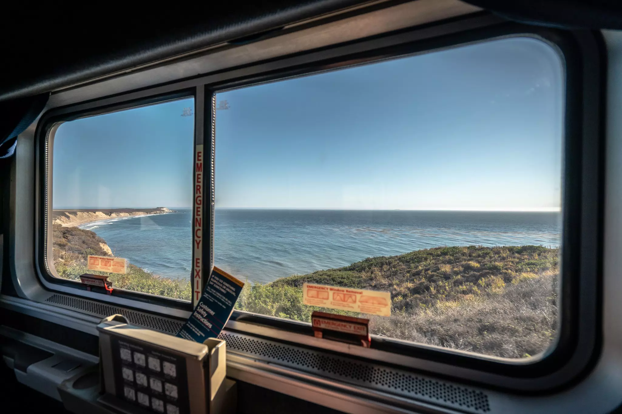 Take in an ocean view from the Coast Starlight Amtrak train © Shutterstock / Alex Cimbal