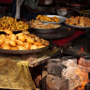 Assorted pakoda for sale at a street food stall. Nullplus / Getty Images