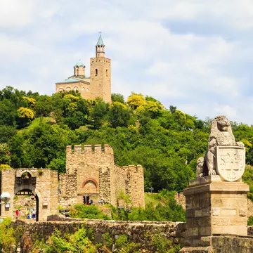 Veliko Târnovo’s medieval Tsarevets Fortress. Ongala / Shutterstock