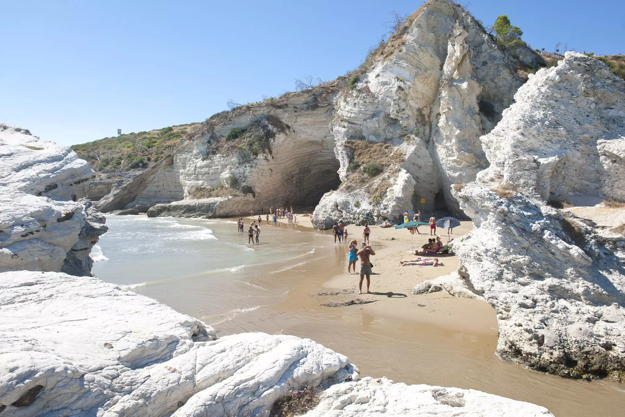 Walk among the white rock formations on Pizzamunno Beach © Maremagnum / Getty Images