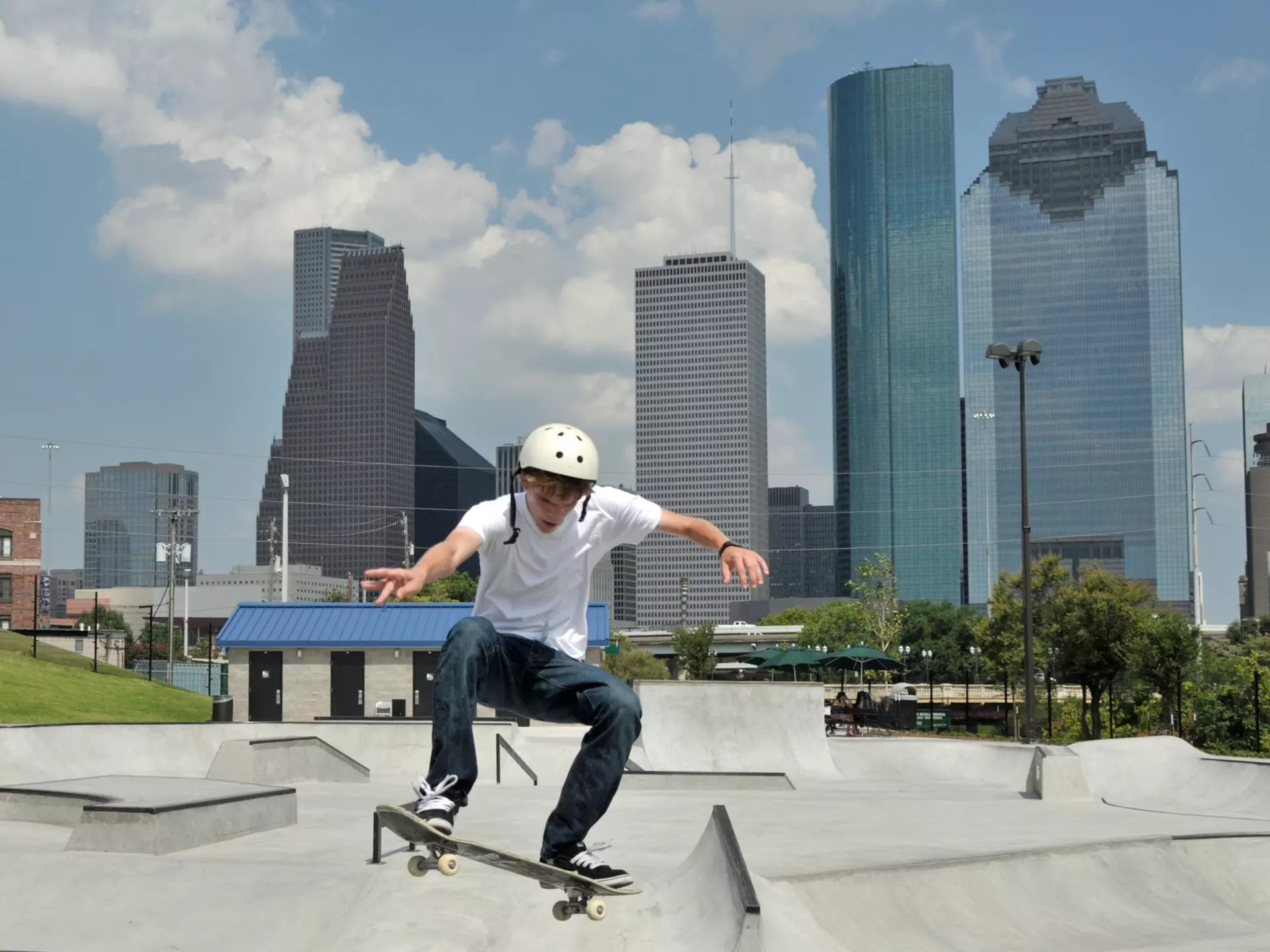 Man skakteboarding on ramp
85320597