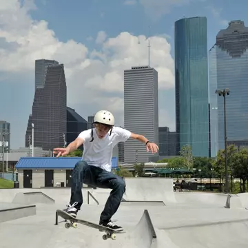 Man skakteboarding on ramp
85320597