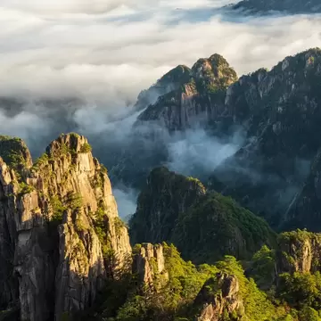 Autumn scenery of Huangshan Mountain, including rocks, sea of ​​clouds at sunrise, and pine trees., License Type: media, Download Time: 2026-09-02T17:22:06.000Z, User: LP_NZhan, Editorial: false, purchase_order: 65050 - Digital Destinations and Articles, job: App Content, client: Lonely Planet App, other: Nadine Zhan 