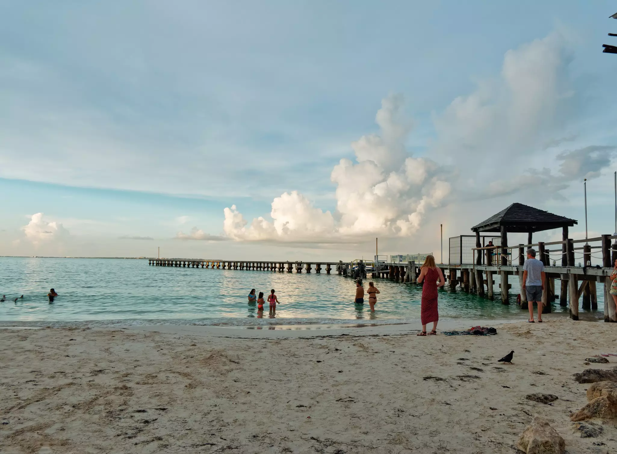 Tropical beach, bathers and wooden pier, Playa Caracol, Boulevard Kukulcan, Zona Hotelera, Cancún, Mexico