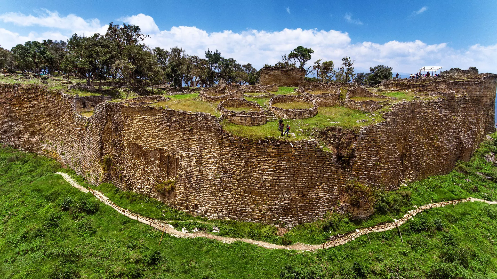 Vista desde drone del Complejo arqueológico de Kuélap. Famtrip España 2017.
kuelap, montañas, panorámica, selva, vegetación
Complejo arqueológico de Kuélap, Peru