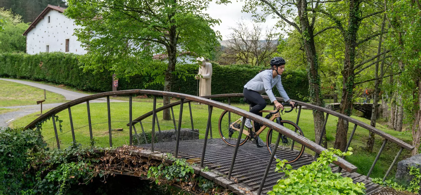 The network spans more than 1,600 miles across Spain, connecting various regions and offering different routes for all levels of fitness and experience.