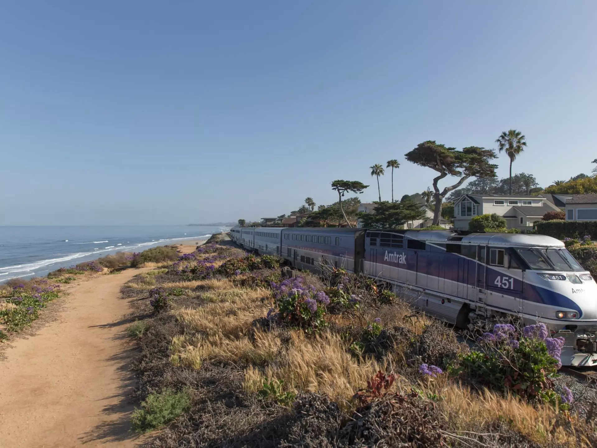 Travel through California on the Coast Starlight Amtrak train © Shutterstock / Trevor Fairbank