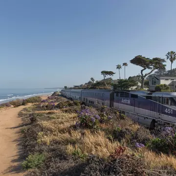 Travel through California on the Coast Starlight Amtrak train © Shutterstock / Trevor Fairbank