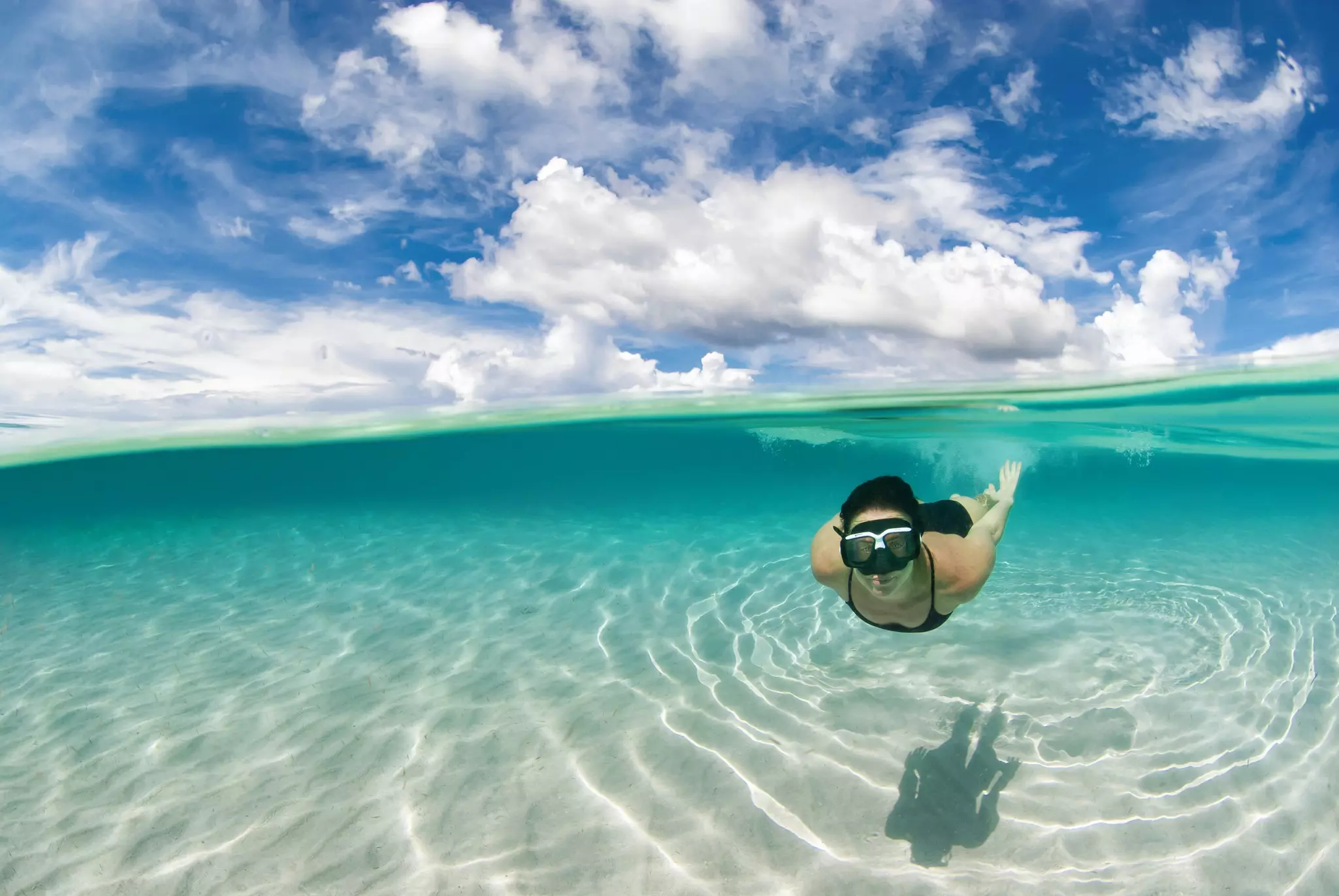 Regular ferries can zip you to the beaches of Roatán and the other Bay Islands © Antonio Busiello / Getty Images