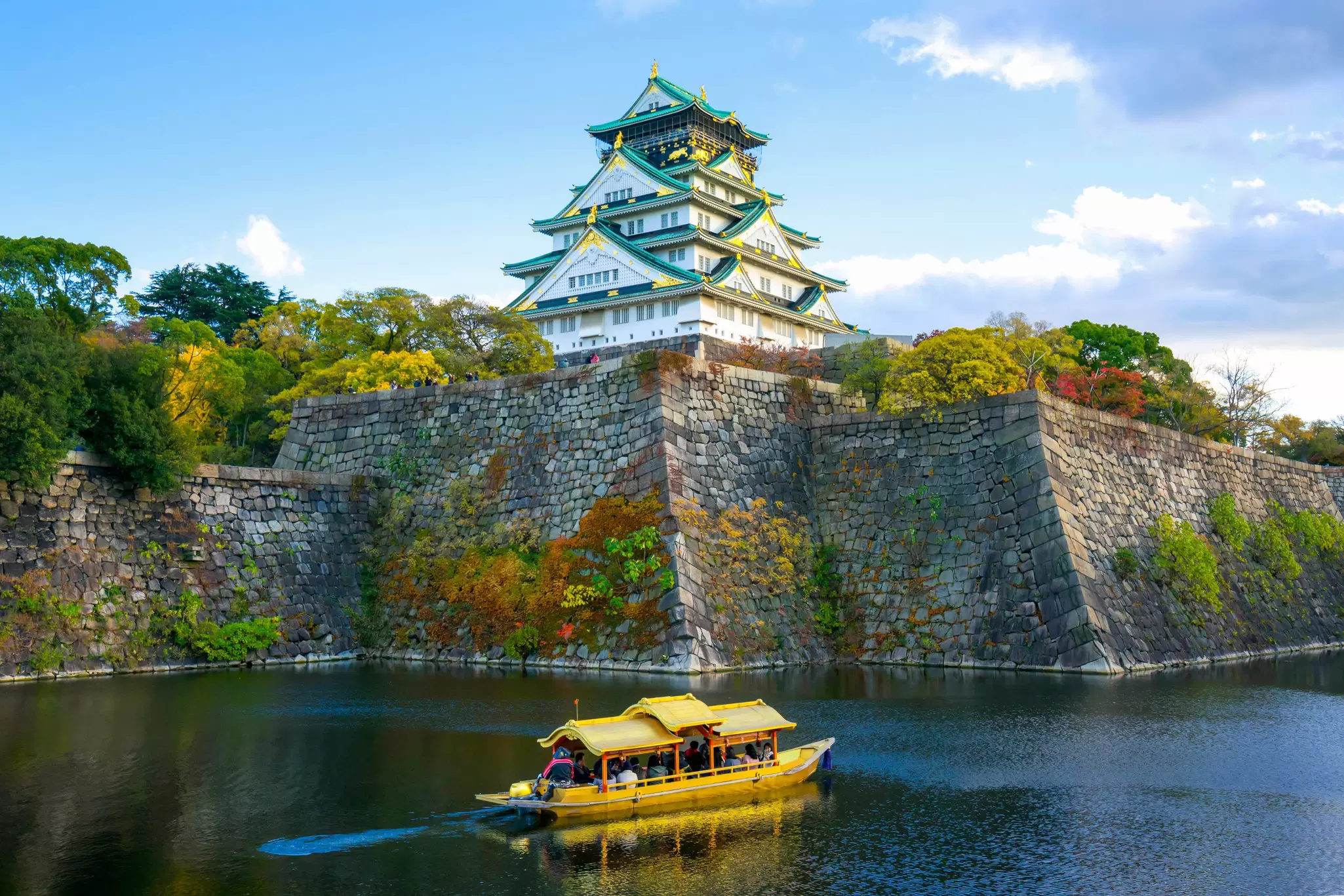 Boat ride around the Osaka Castle.  License Type: media  Download Time: 2024-05-22T23:43:18.000Z  User: mvm_lonelyplanet  Is Editorial: No  purchase_order: