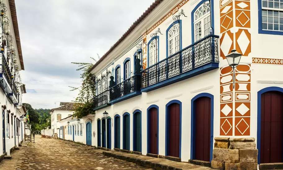 Old street, in historic city of Parati.