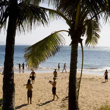 26462-165
Hawaii, Kihei, Maui, North America, United States
Playing catch on Charley Young Beach, Kihei, South West Maui.