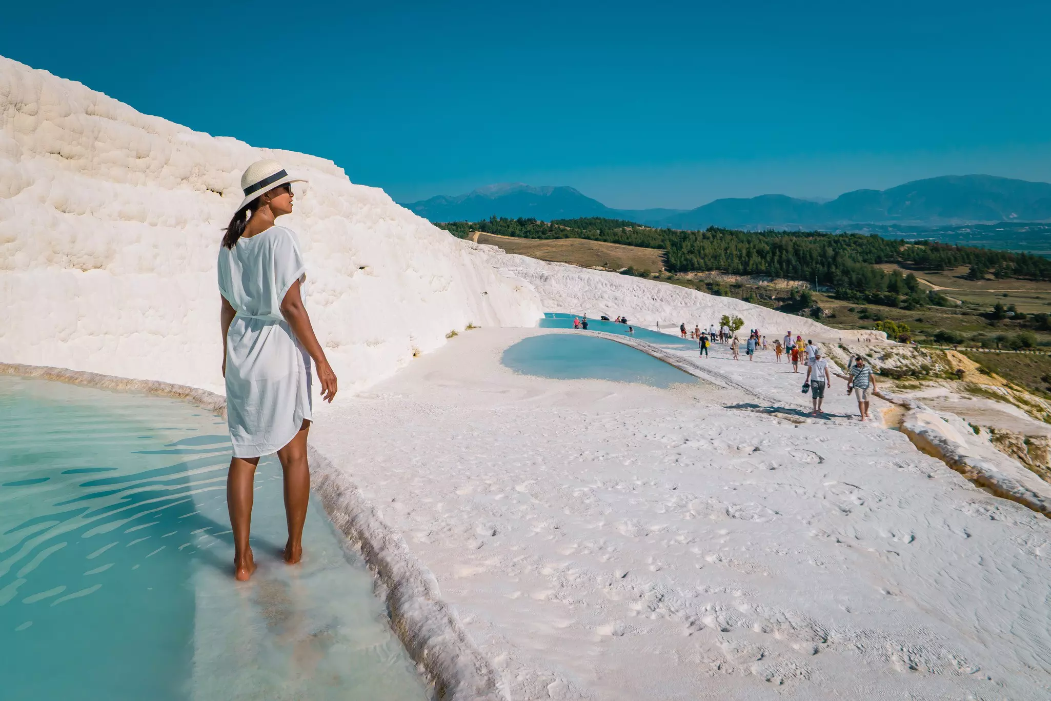 Natural travertine pools and terraces in Pamukkale, Turkey©fokke baarssen/Shutterstock
