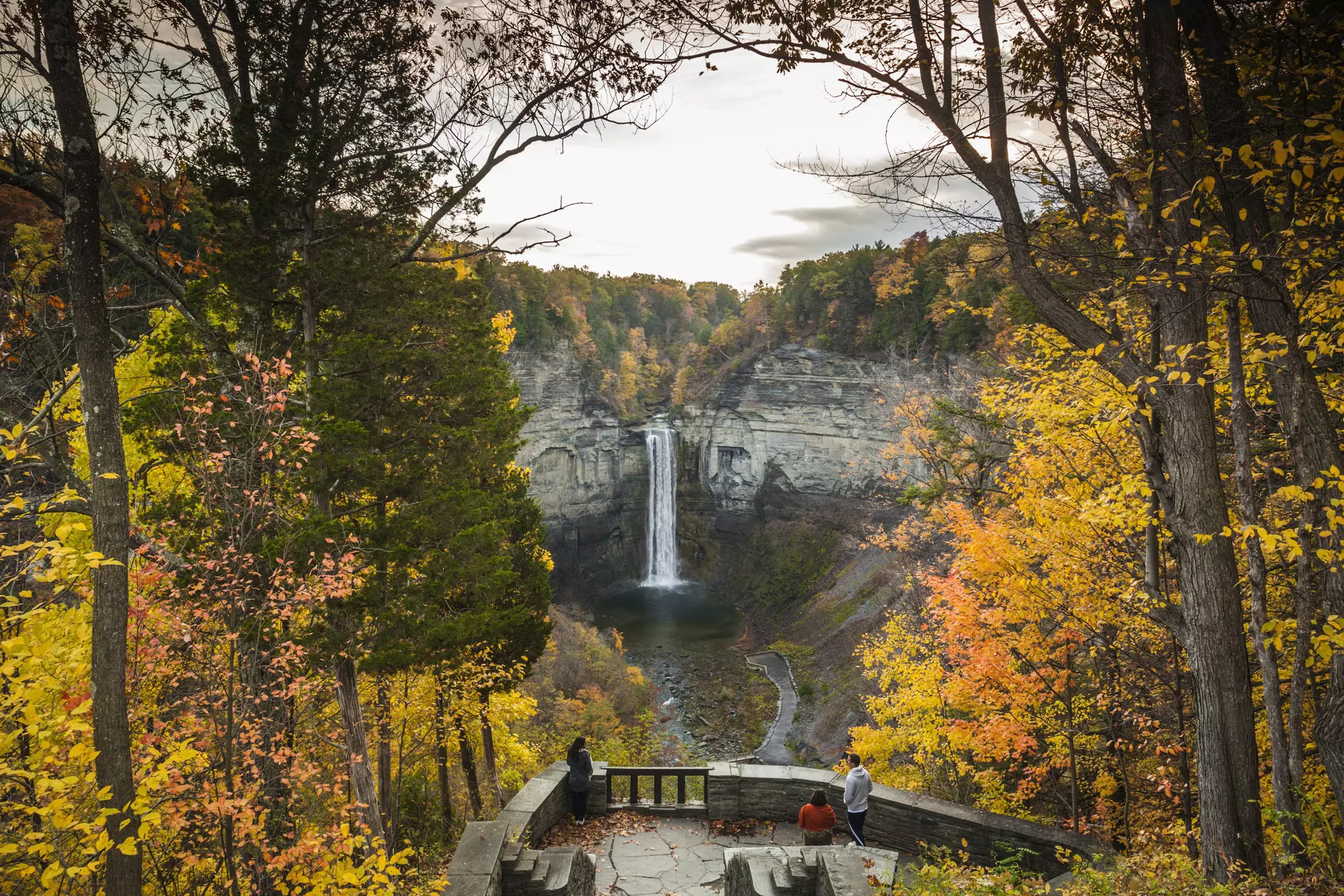 USA, New York, Finger Lakes Region, Ithaca, Taughannock Falls State Park, autumn