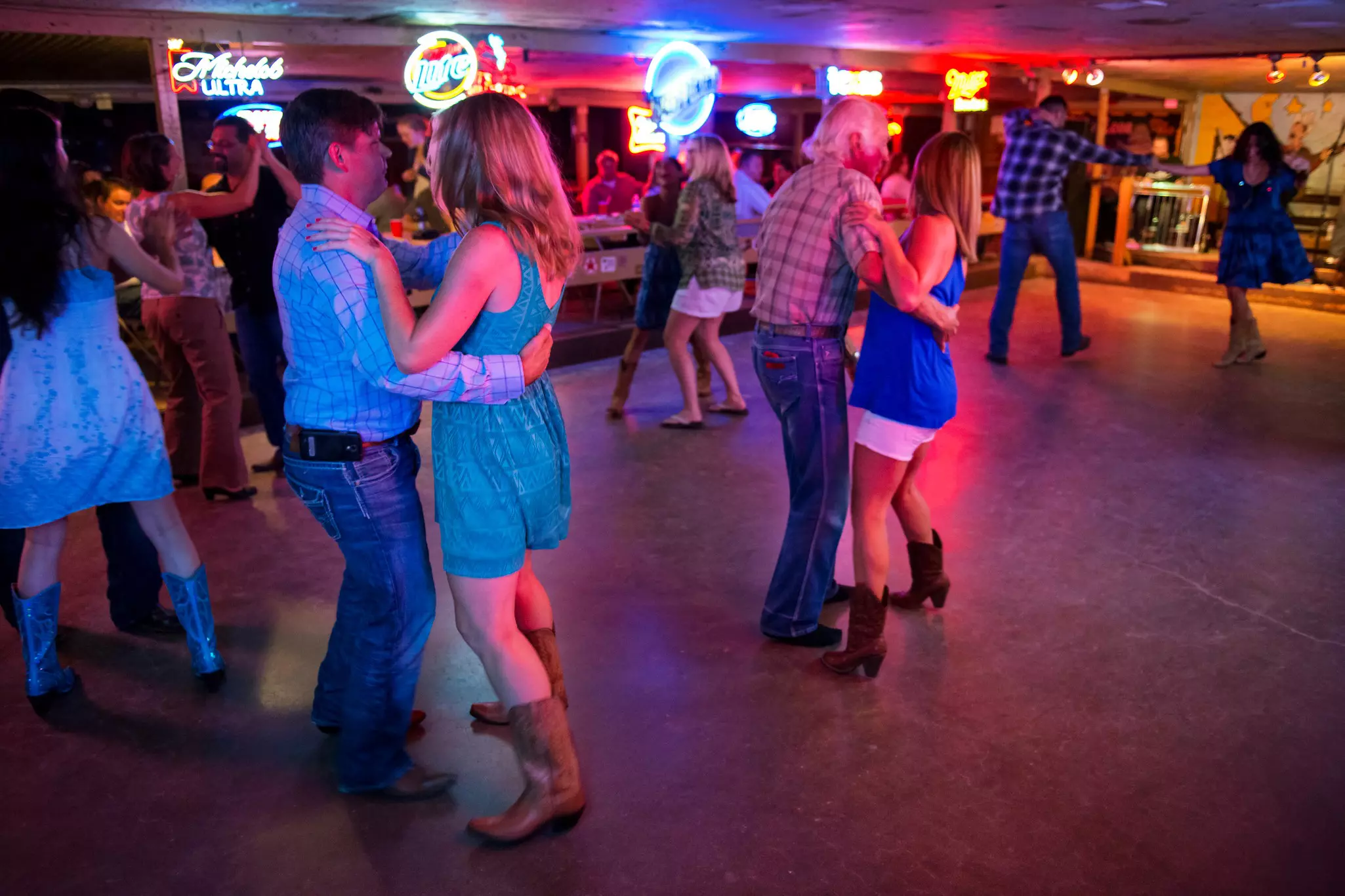 Austin,,Texas,-,June,13,,2014:,People,Dancing,Country,Music