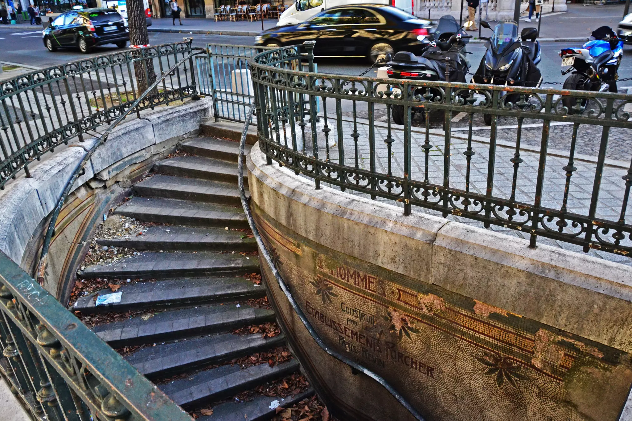 The stairway descending to the subterranean public toilet – seen here before its recent renovation – can be tricky to find (look for the Decathalon sports store) © Lucille Cottin / Shutterstock