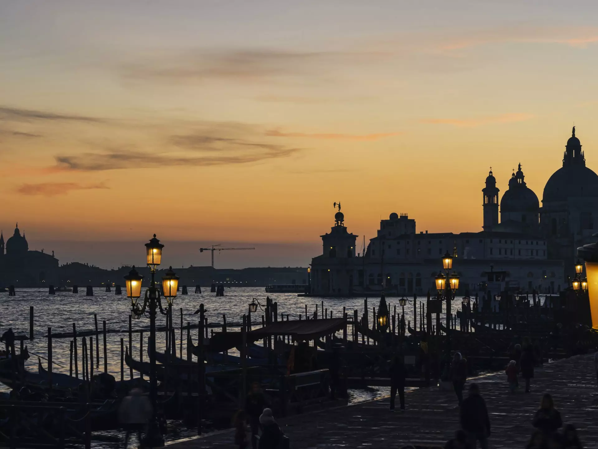 autumnal sunset over Venice city
1405164902