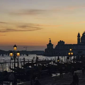 autumnal sunset over Venice city
1405164902