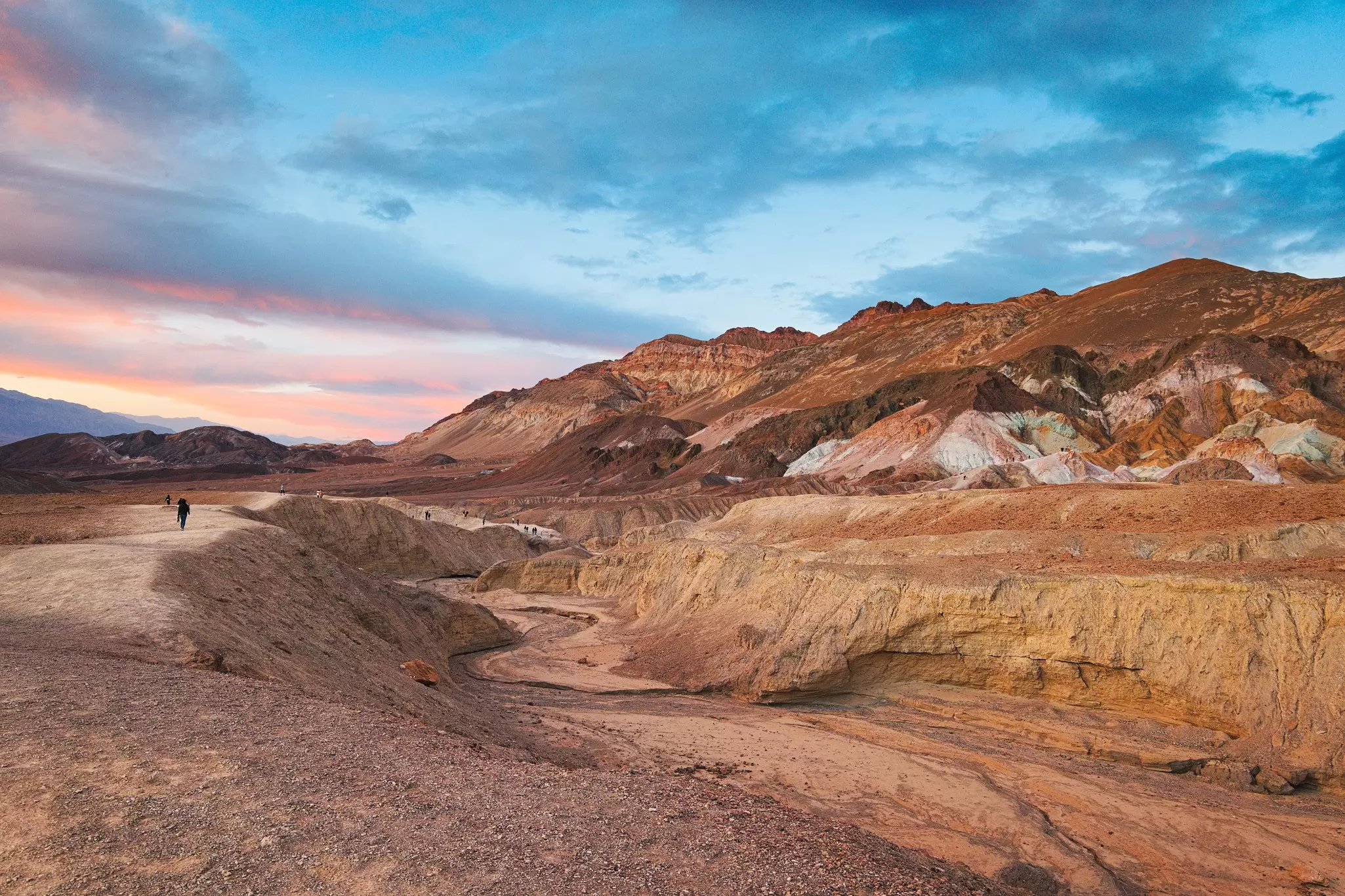Hikers in the desert at Death Valley National Park. Mohsin Hasan/500px/Getty Images