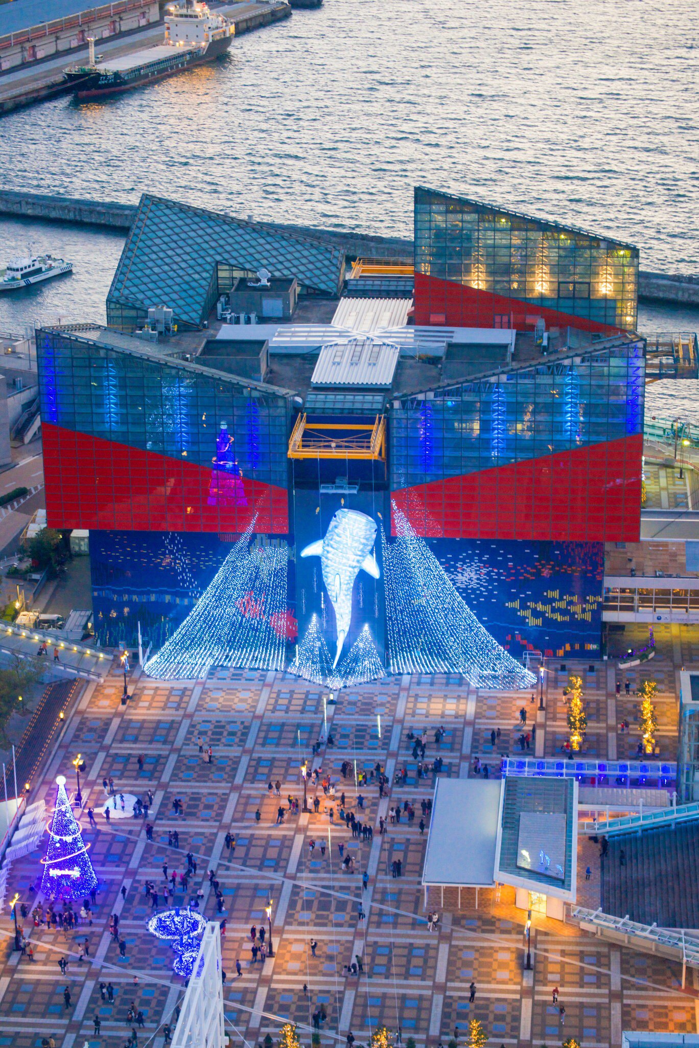 November 19, 2016: Aerial of the Osaka Aquarium Kaiyukan at Tempozan Harbor Village.
786124444
japan, kaiyukan, osaka, tempozan, aquarium, cityscape, famous, ferris, giant, harbor, holiday, landmark, light, located, near, outdoor, park, popular, port, tourism, travel, village, waterfront, wheel