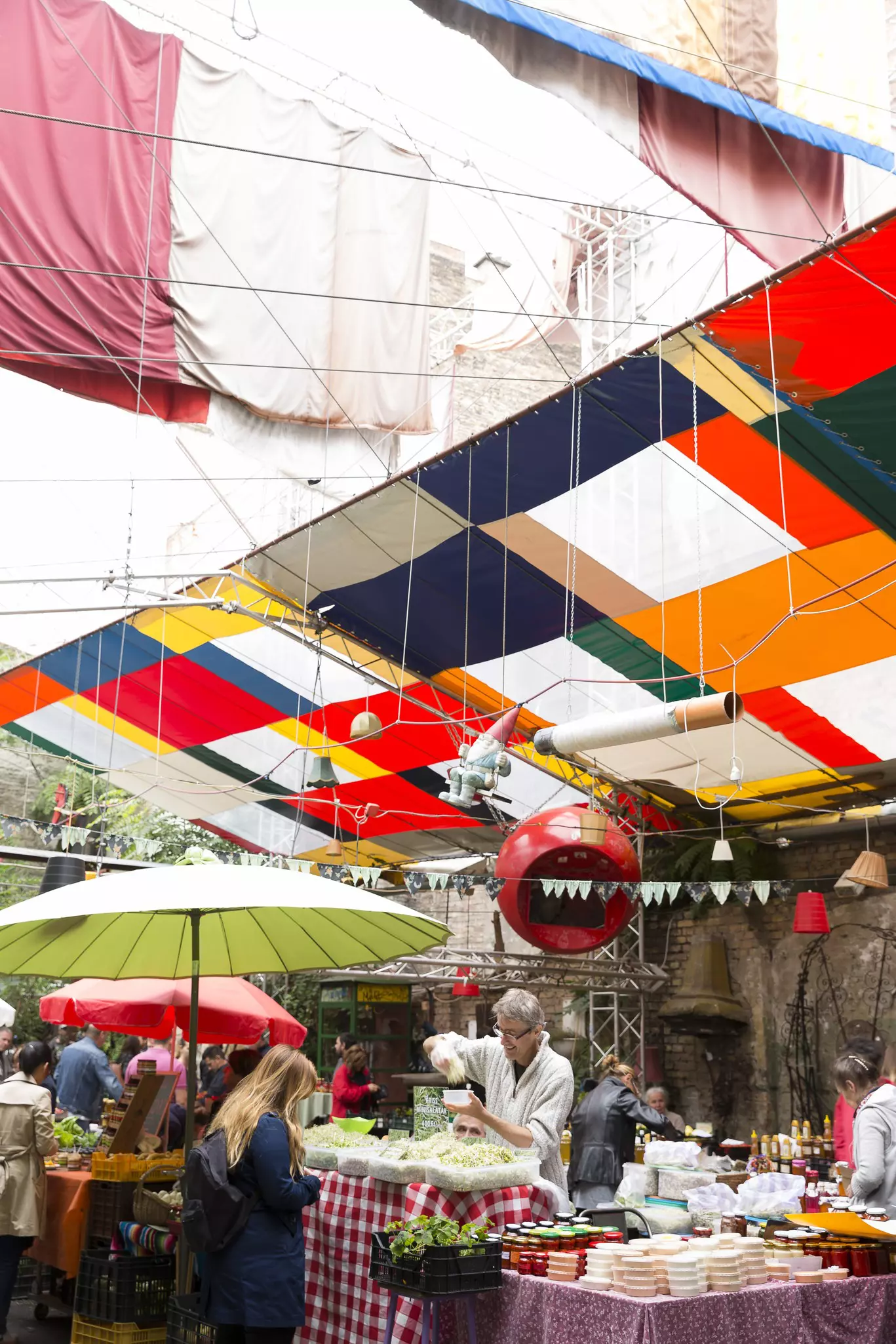 Szimpla Kert farmers market.