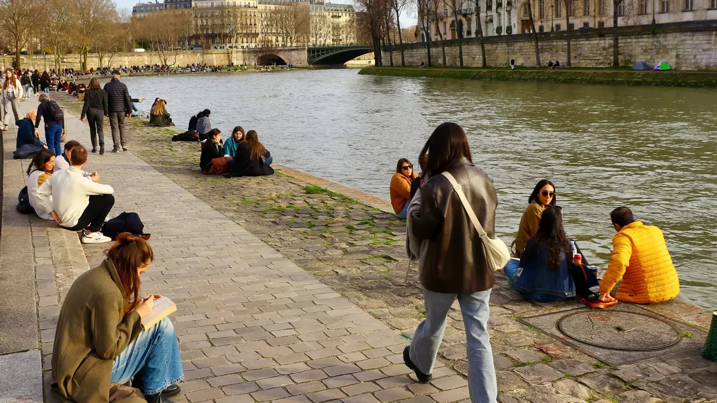 Follow this writer's favorite walking route through Paris © Vivian Song / Lonely Planet