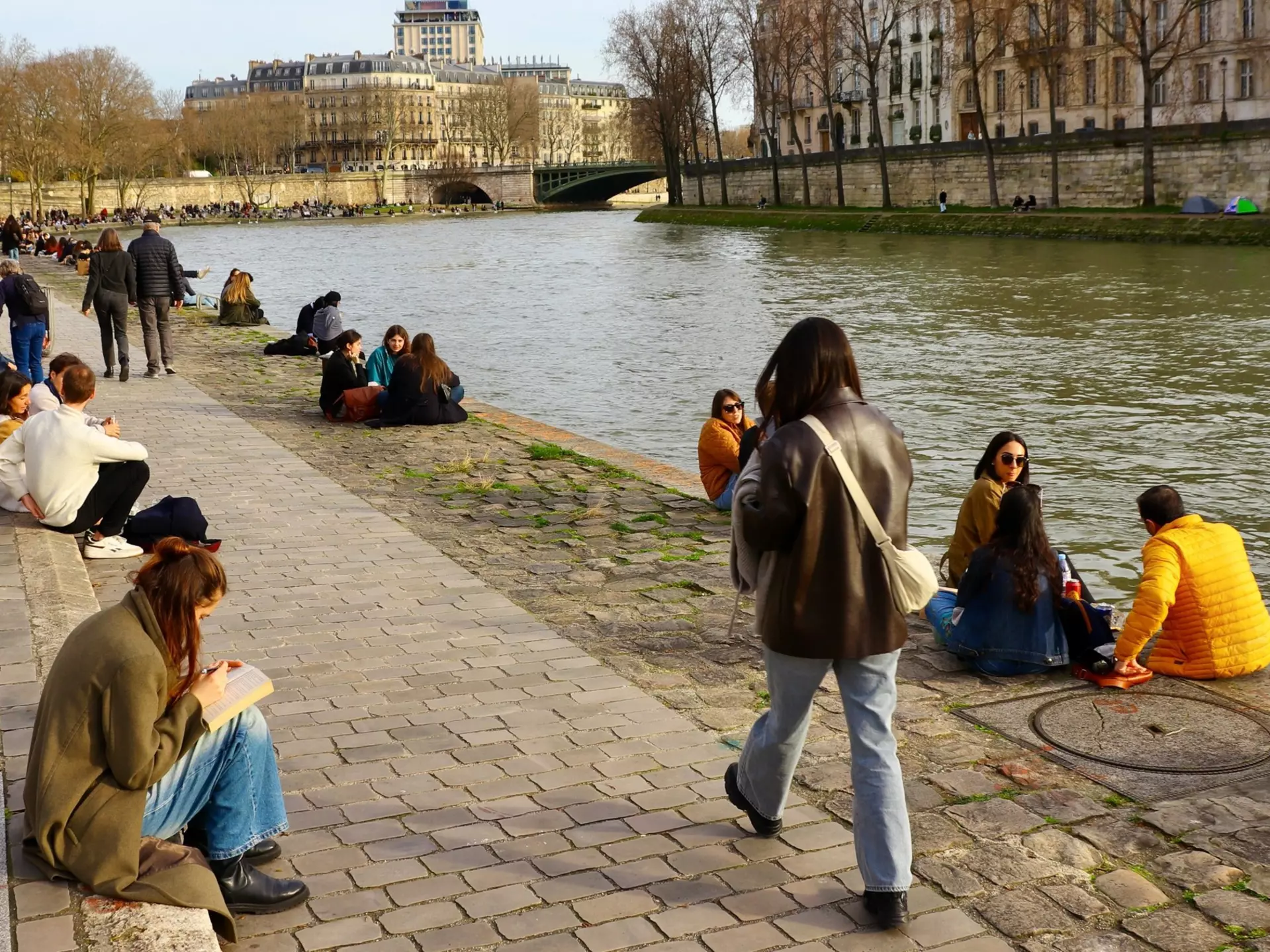 Follow this writer's favorite walking route through Paris © Vivian Song / Lonely Planet