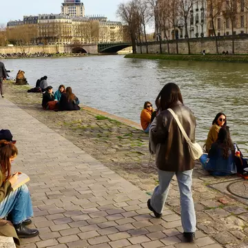 Follow this writer's favorite walking route through Paris © Vivian Song / Lonely Planet