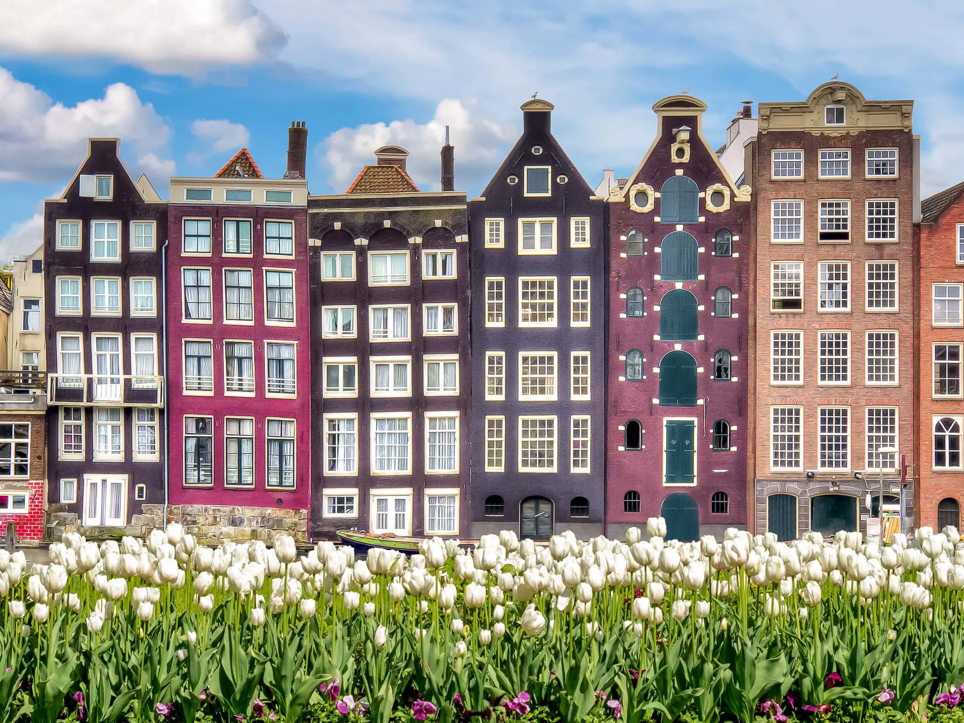 Admiring the incredible gardens and architecture of Amsterdam doesn't cost a cent. Vladislav Zolotov / Getty Images