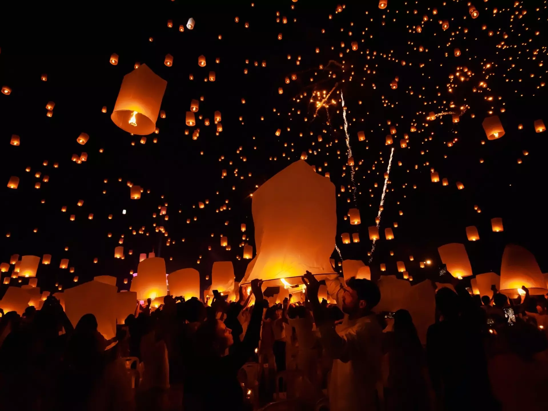 Chiang Mai - Thailand November 27, 2023 : Tourists happily celebrate releasing lanterns at the Loi Krathong Yi Peng Lantern Festival according to Thai cultural traditions., License Type: media, Download Time: 2025-04-16T00:08:25.000Z, User: claramonitto, Editorial: true, purchase_order: 56530 - Guidebooks, job: Global Publishing-WIP, client: Southeast Asia 20, other: Clara Monitto