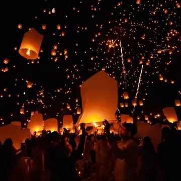 Chiang Mai - Thailand November 27, 2023 : Tourists happily celebrate releasing lanterns at the Loi Krathong Yi Peng Lantern Festival according to Thai cultural traditions., License Type: media, Download Time: 2025-04-16T00:08:25.000Z, User: claramonitto, Editorial: true, purchase_order: 56530 - Guidebooks, job: Global Publishing-WIP, client: Southeast Asia 20, other: Clara Monitto