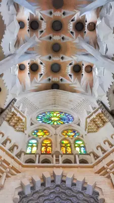Stone religious figures in the exterior wall of La Sagrada Família