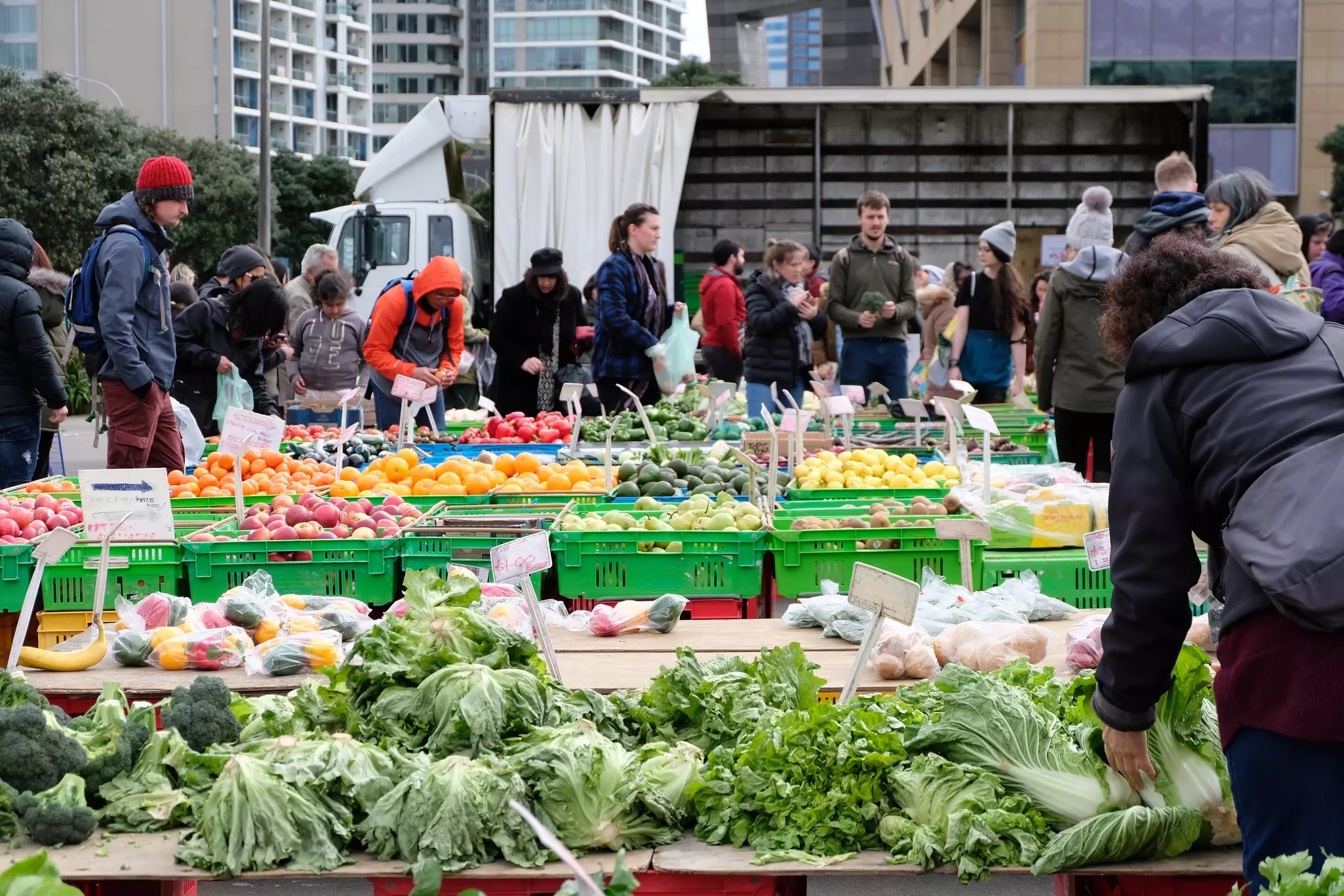 Choose food in season at the local farmers market © Adam Constanza / Shutterstock