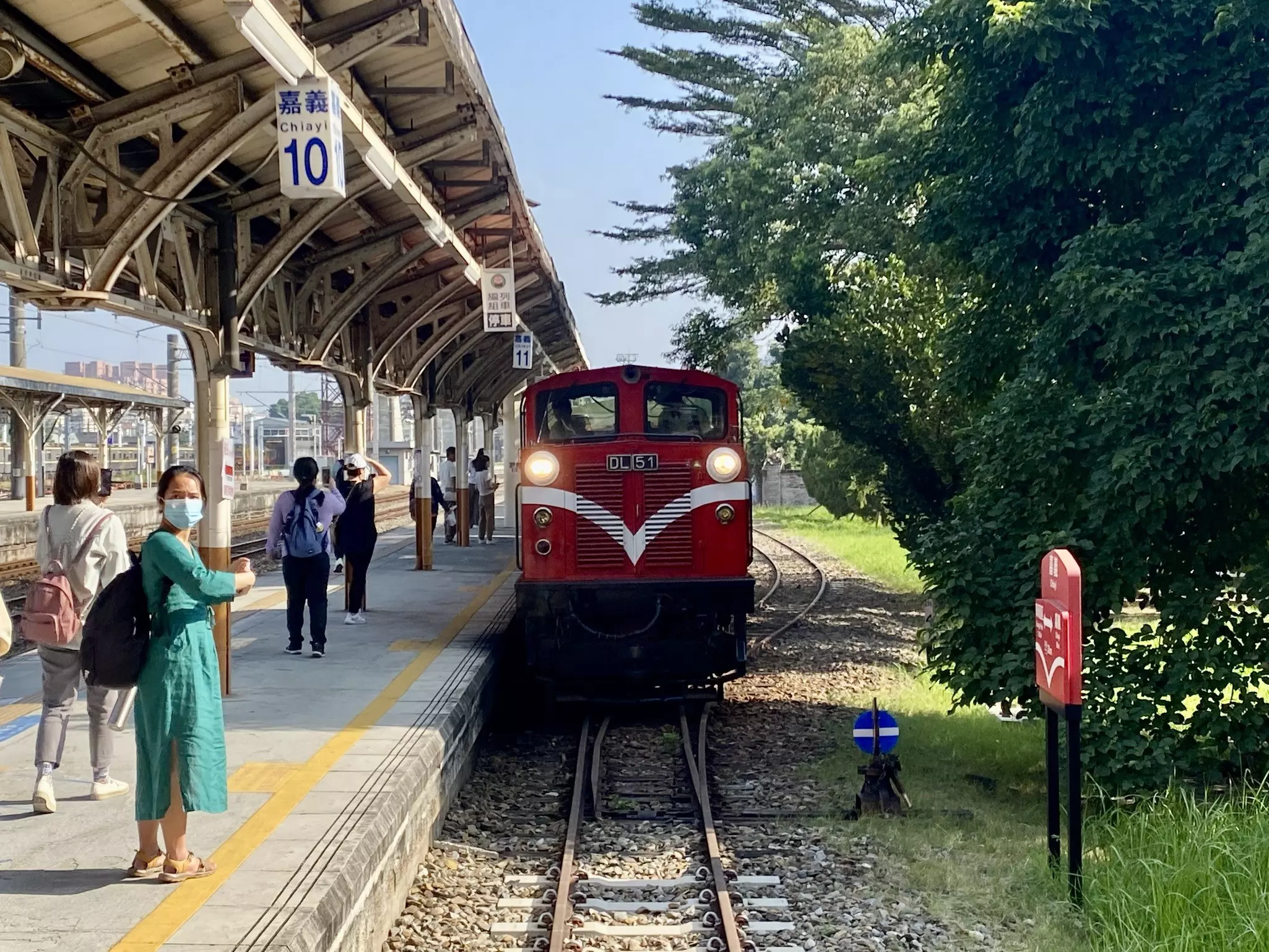 The narrow-gauge railway has a dedicated platform in Chiayi station © Brian Healy
