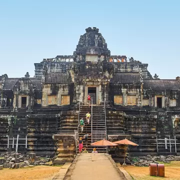 People walking to Baphuon Temple, Siem Reap.