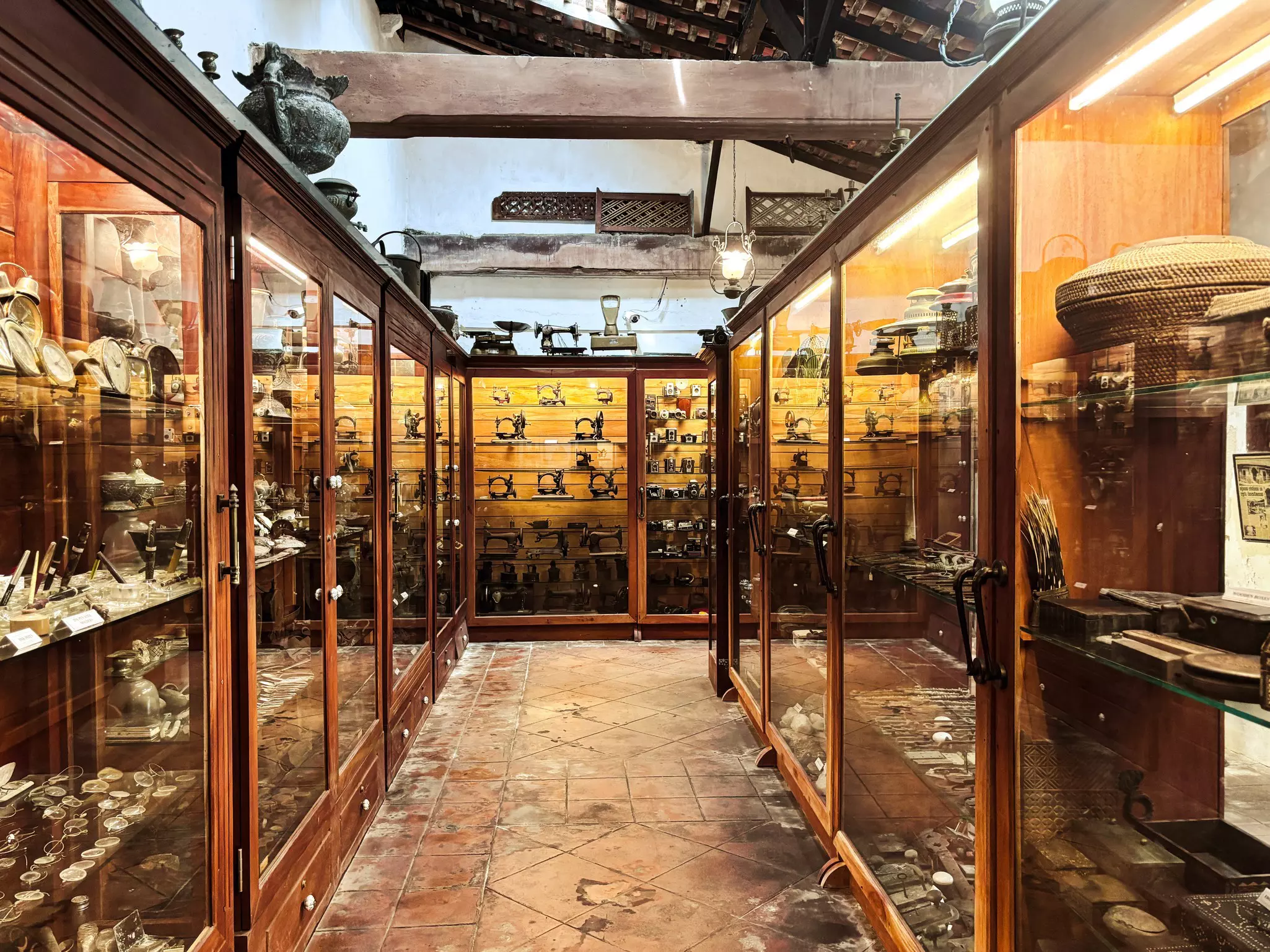 Display cases filled with vintage artifacts from the Dutch era.