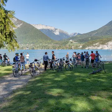 Cyclists by Lake Annecy. Tobias Joon-Ho Persson/Shutterstock