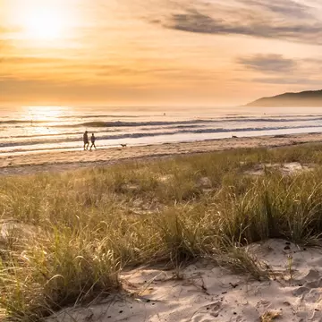 Sunrise on Main Beach, Byron Bay, Australia  License Type: media  Download Time: 2022-05-03T07:30:44.000Z  User: mvm_lonelyplanet  Is Editorial: No  purchase_order:   
