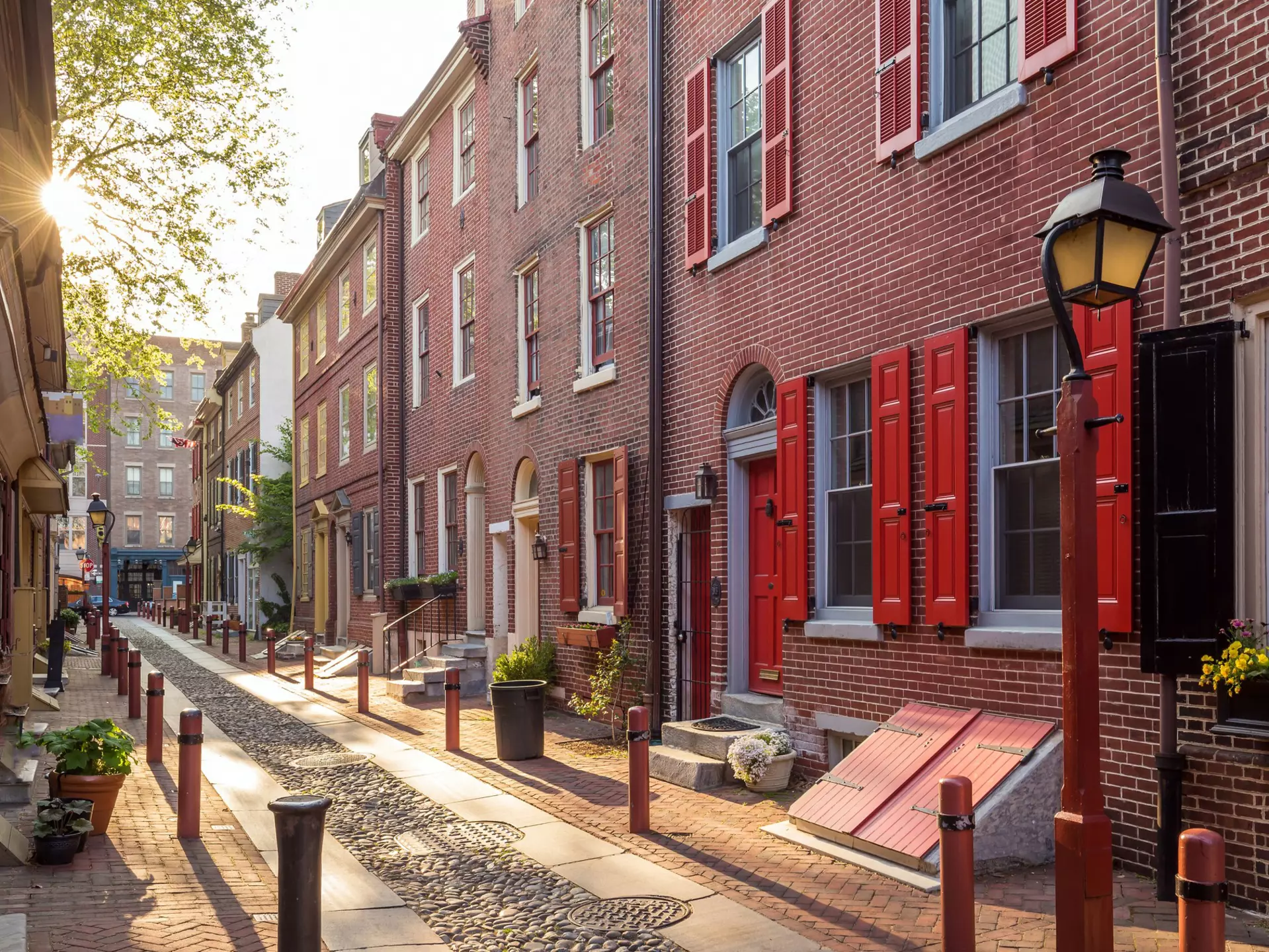 The historic Old City in Philadelphia, Pennsylvania. Elfreth's Alley, referred to as the nation's oldest residential street, dating to 1702., License Type: media, Download Time: 2025-11-20T19:50:02.000Z, User: rhylton_redventures, Editorial: false, purchase_order: 65050 - Digital Destinations and Articles, job: lonely planet, client: world cup, other: Rhianydd Hylton